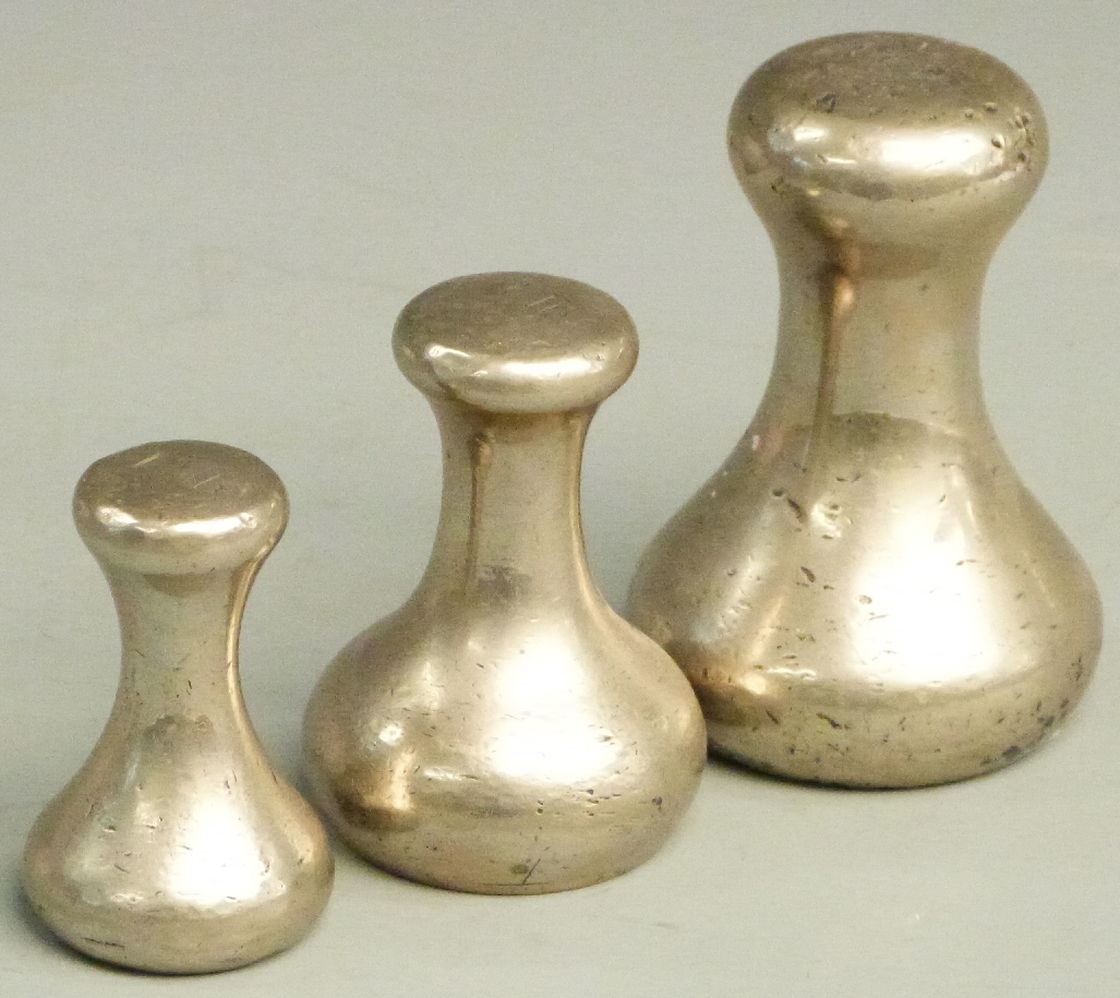 A run of nickel or similar bell weights 4lb to 1lb, all marked Avery, a run of Avery bell weights - Image 6 of 6