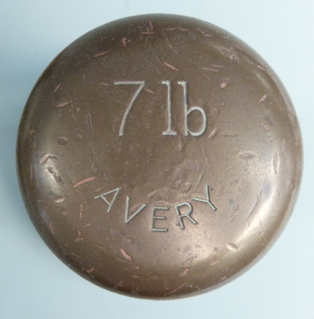 A run of nickel or similar bell weights 4lb to 1lb, all marked Avery, a run of Avery bell weights - Image 3 of 6