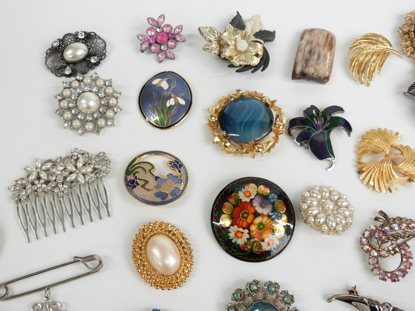 A collection of brooches including a DWH Scotland brooch, enamel brooches, Sarah Coventry brooch - Image 2 of 7