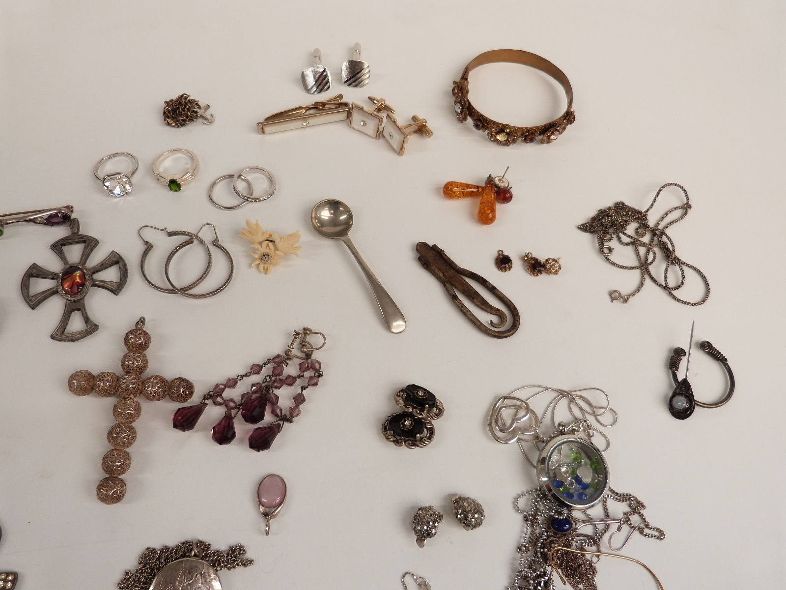A collection of costume jewellery including silver necklaces, silver ring, filigree cross pendant, - Image 2 of 5