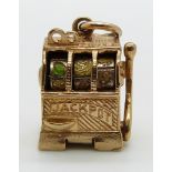 A 9ct gold functioning fruit machine charm, 8.9g