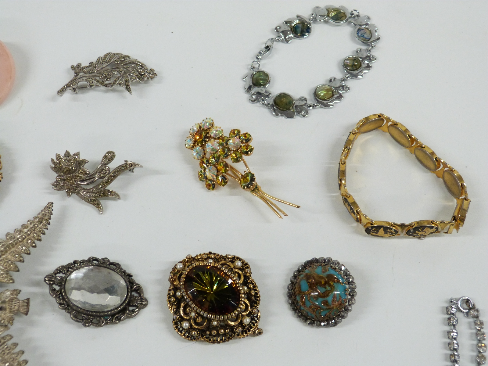 A collection of brooches including paste, Exquisite and Trifari, diamanté necklace, large thistle - Bild 6 aus 7