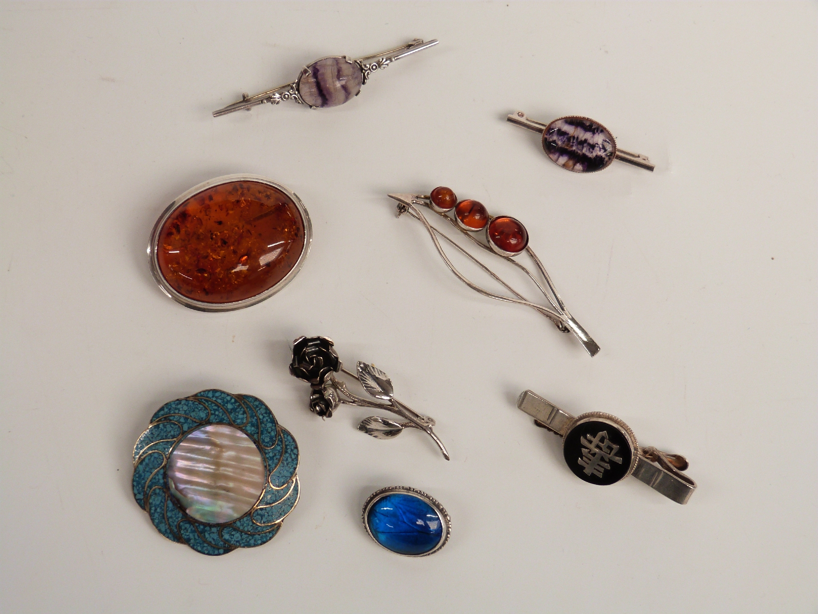 A collection of silver jewellery including butterfly wing, amber, silver ring, silver brooch set - Bild 5 aus 6