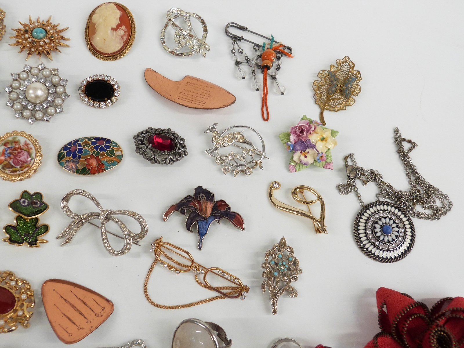 A collection of brooches including a DWH Scotland brooch, enamel brooches, Sarah Coventry brooch - Image 6 of 7