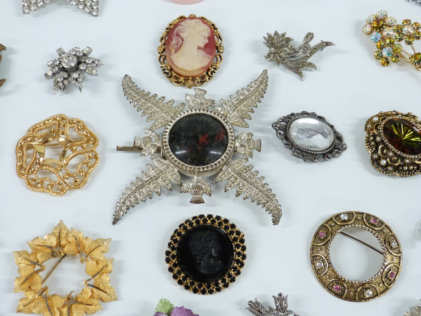 A collection of brooches including paste, Exquisite and Trifari, diamanté necklace, large thistle - Bild 4 aus 7