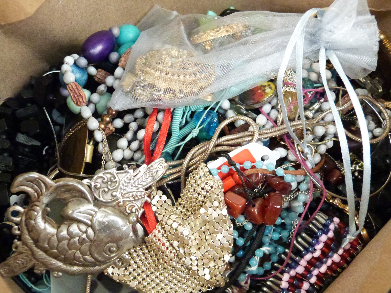 A collection of costume jewellery including beaded necklaces, tiger's eye, etc - Bild 8 aus 8