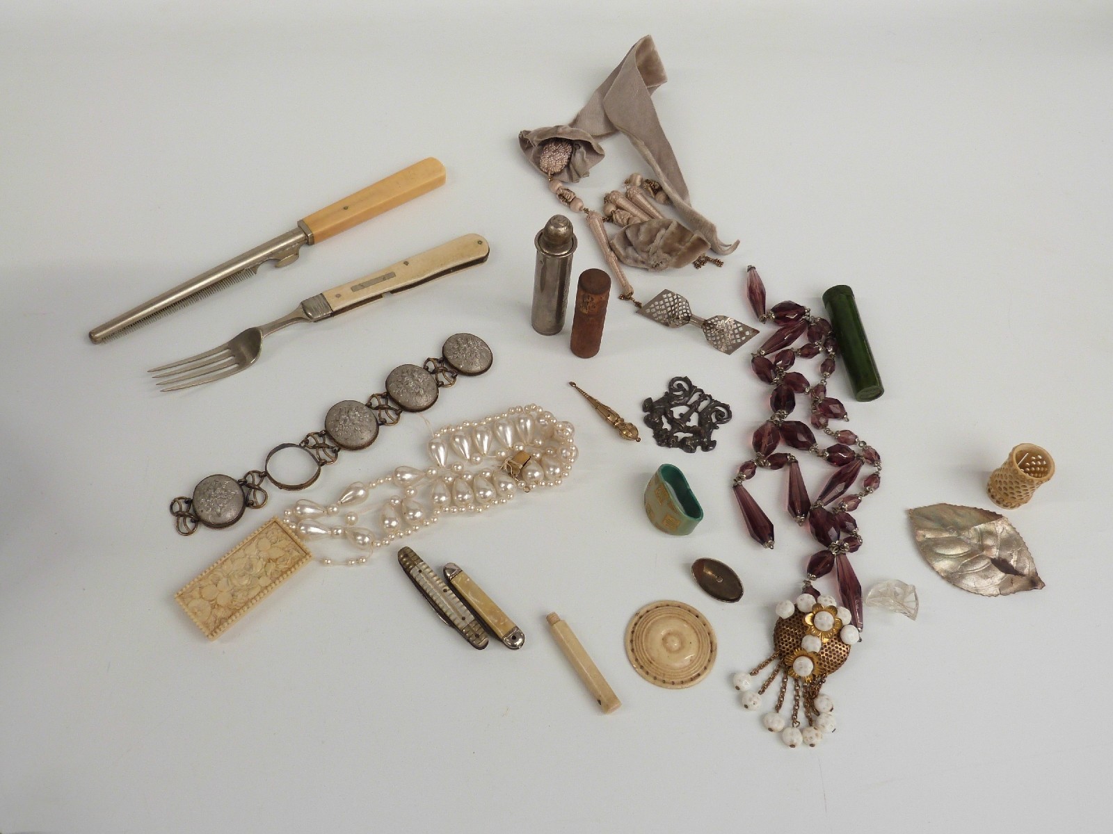 A collection of jewellery including an Art Deco scarf ring, carved ivory box, Victorian gold - Image 3 of 3