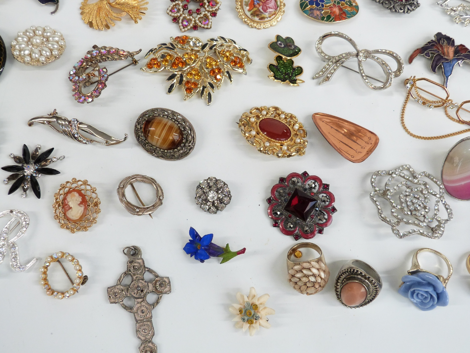 A collection of brooches including a DWH Scotland brooch, enamel brooches, Sarah Coventry brooch - Image 5 of 7