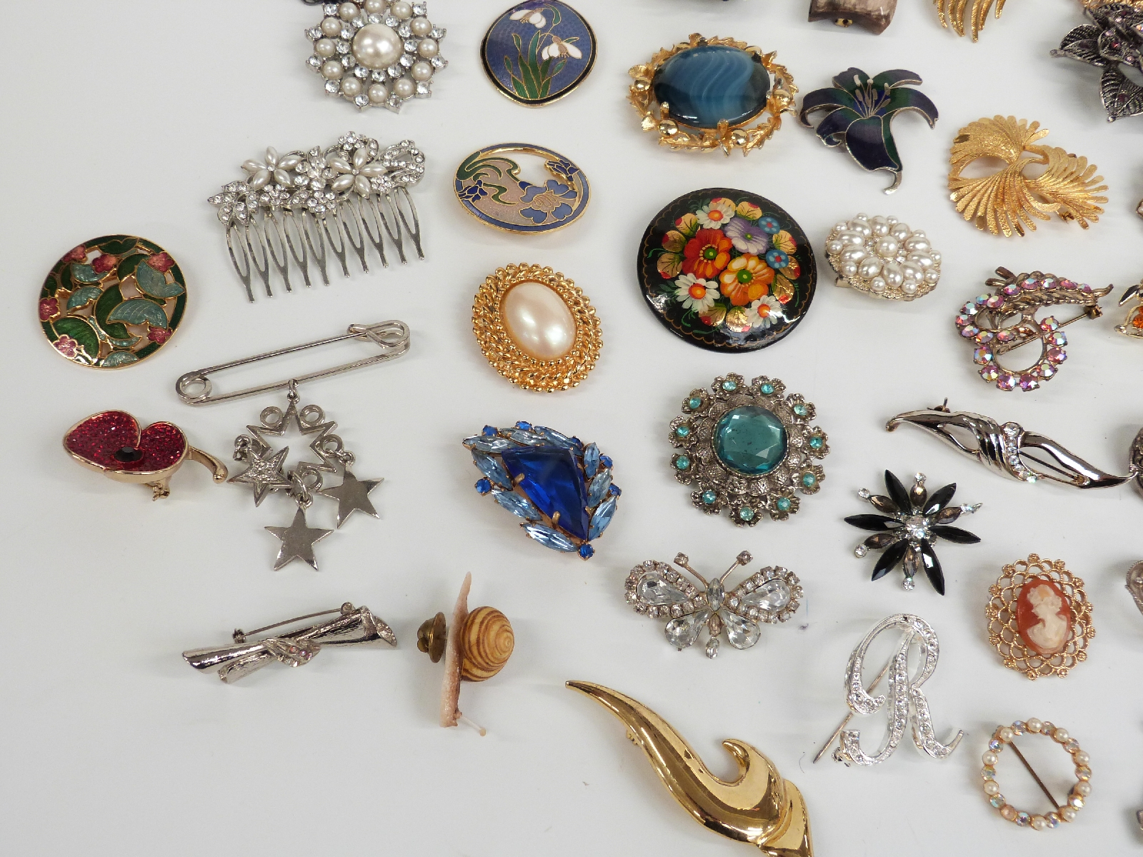 A collection of brooches including a DWH Scotland brooch, enamel brooches, Sarah Coventry brooch - Image 3 of 7