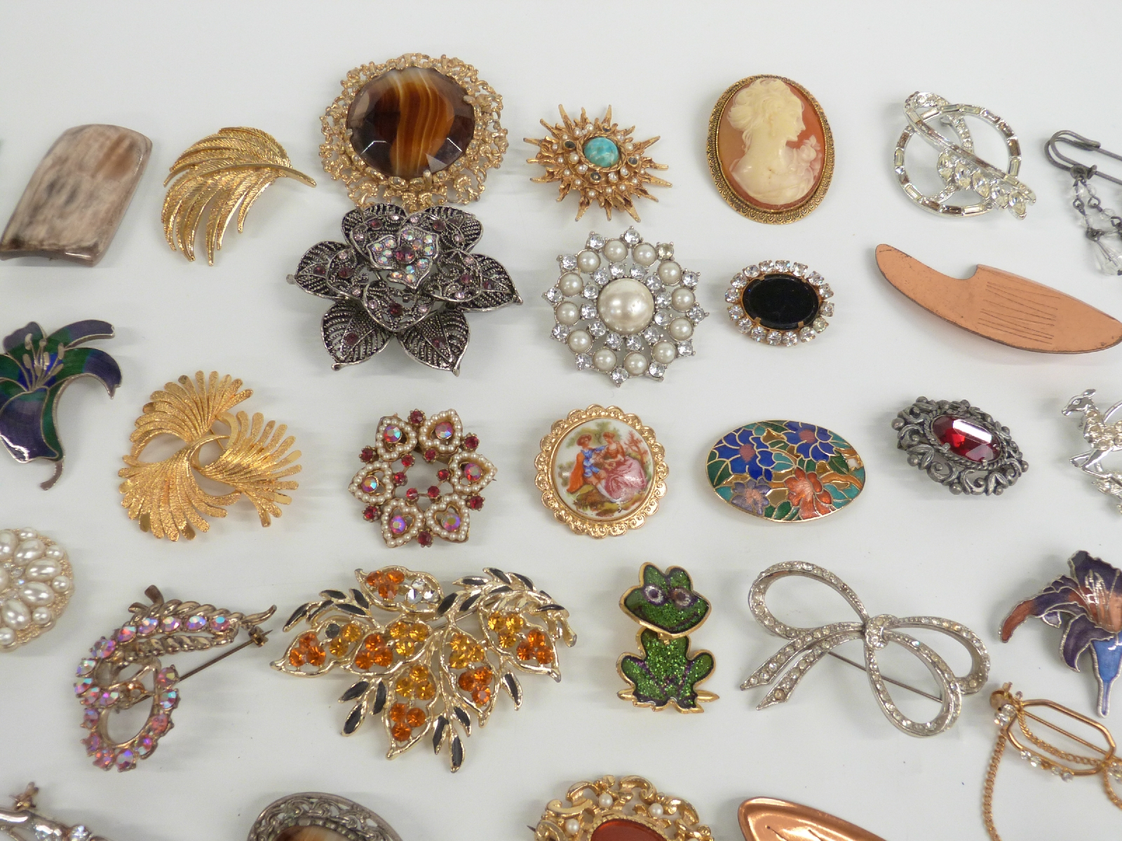 A collection of brooches including a DWH Scotland brooch, enamel brooches, Sarah Coventry brooch - Image 4 of 7