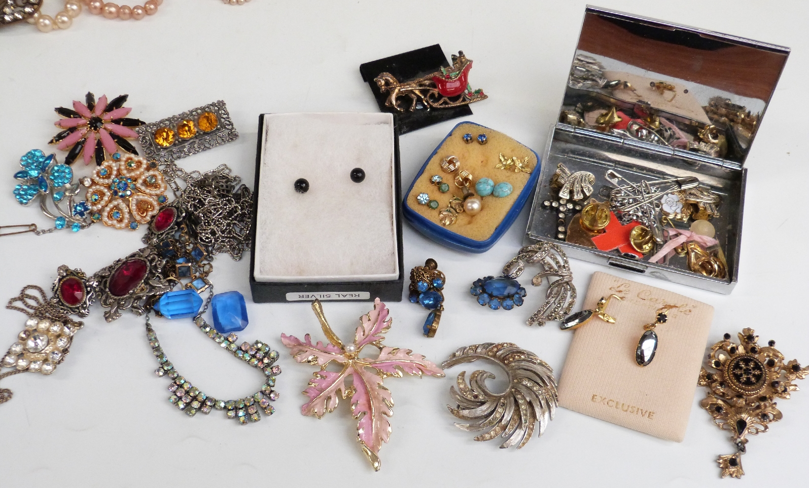 A collection of costume jewellery including a Hollywood brooch, faux pearls, French jet necklace, - Bild 4 aus 8