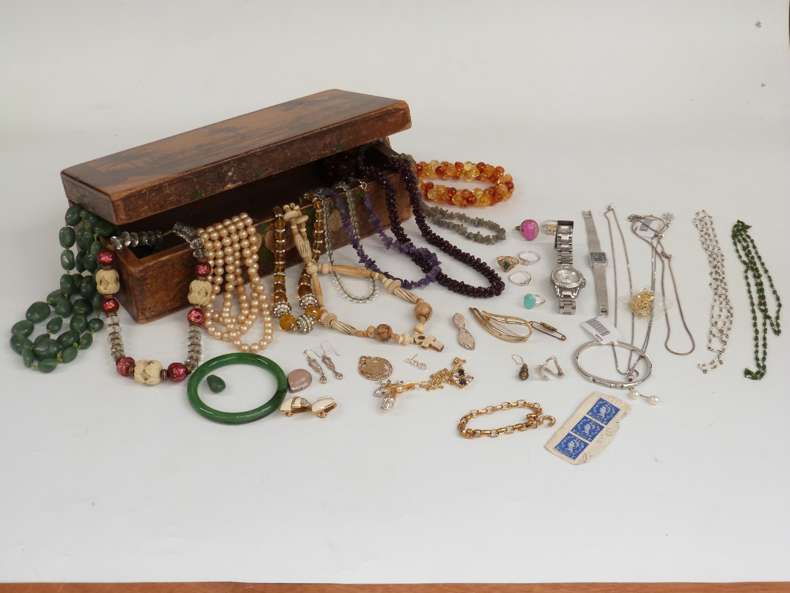 A collection of costume jewellery including agate necklace, brooches, silver pendant. Sarah Coventry