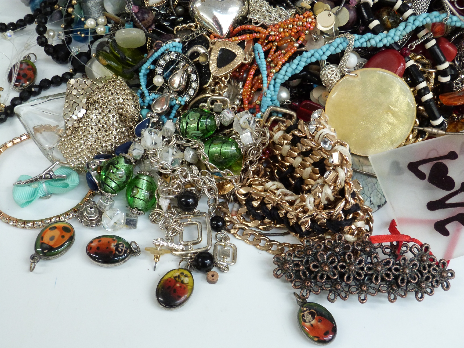 A collection of costume jewellery including beaded necklaces, tiger's eye, etc - Bild 4 aus 8