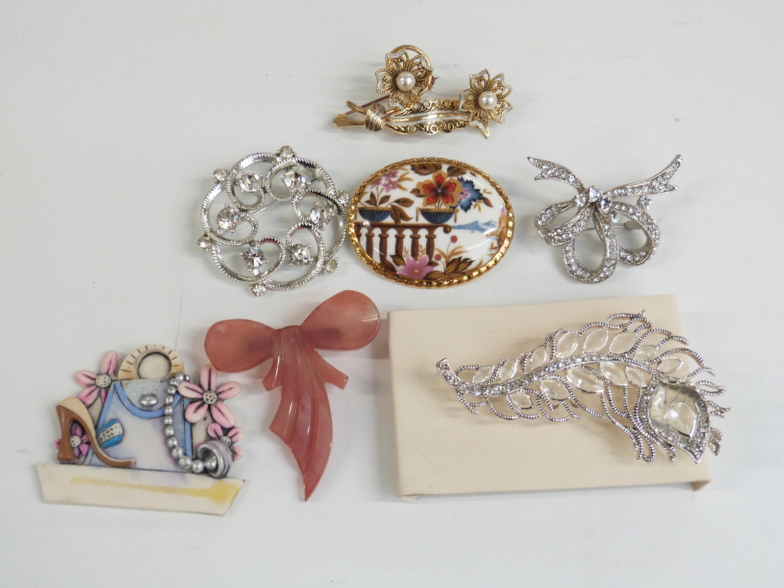 A collection of costume jewellery including beaded necklaces, earrings, brooches etc - Bild 5 aus 7