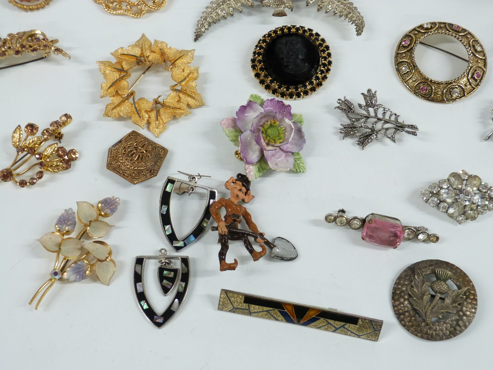 A collection of brooches including paste, Exquisite and Trifari, diamanté necklace, large thistle - Bild 5 aus 7