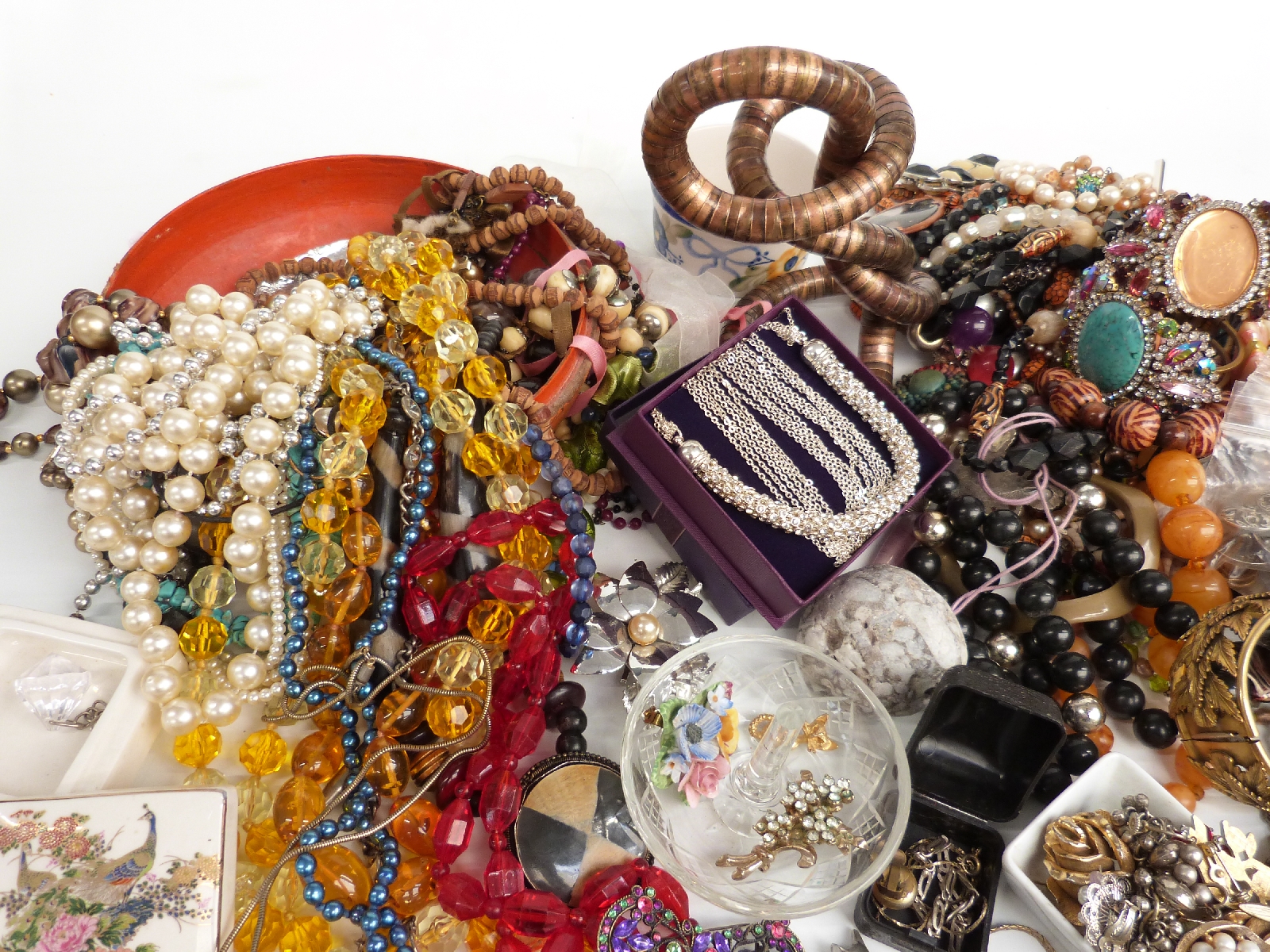 A collection of costume jewellery including crystal beaded necklaces, necklaces, earrings, Coro - Bild 2 aus 7
