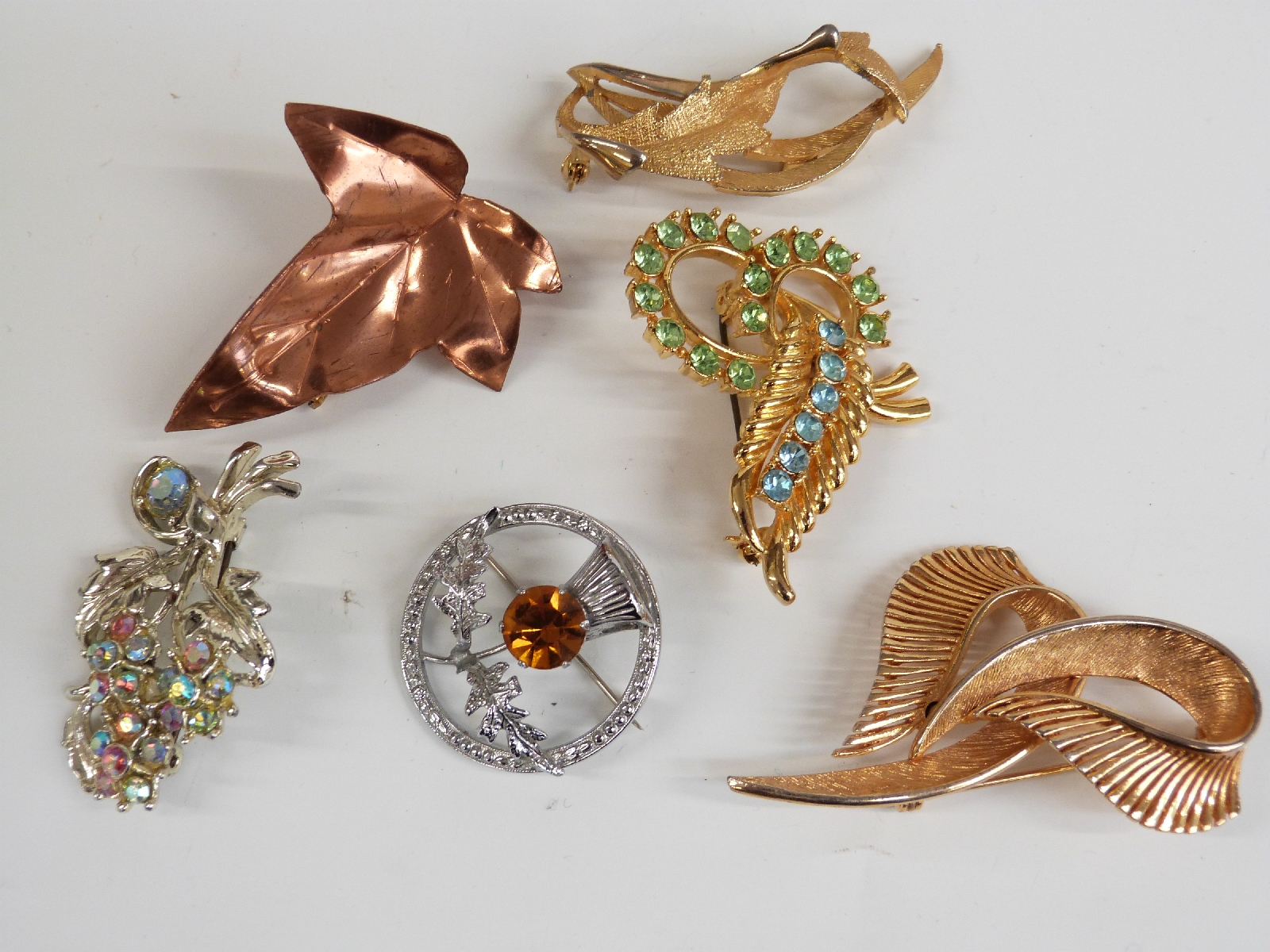 A collection of costume jewellery including a Mizpah brooch, silver locket, silver cross etc - Image 2 of 5