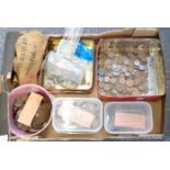 A very large quantity of UK pennies and halfpennies, also includes some further UK examples etc,
