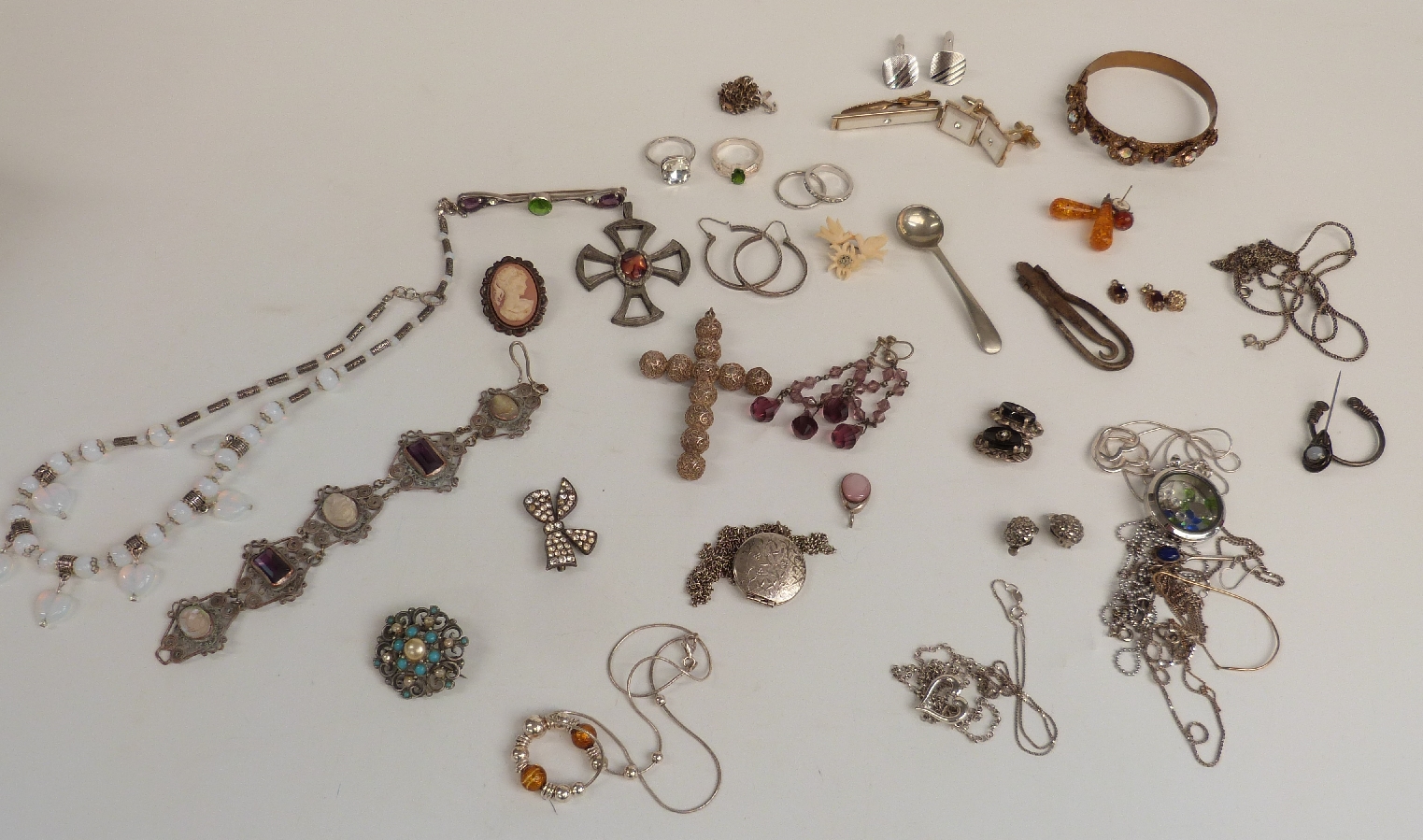 A collection of costume jewellery including silver necklaces, silver ring, filigree cross pendant, - Image 4 of 5
