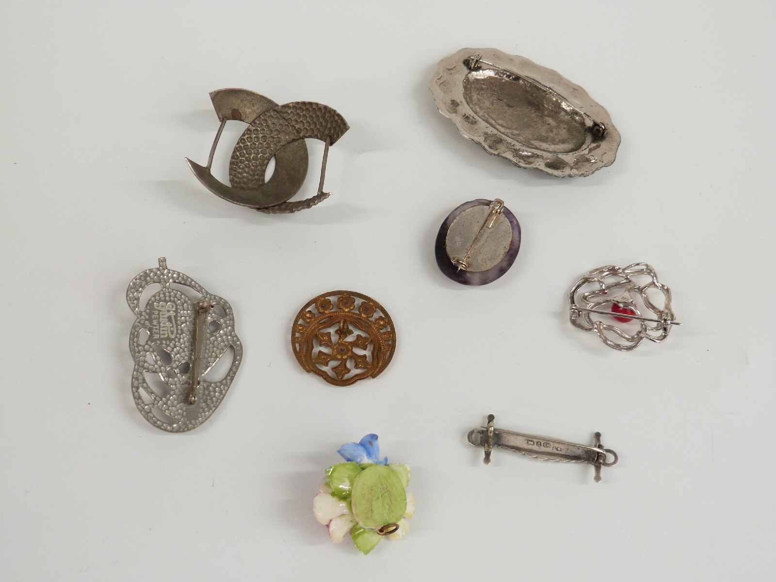 A collection of jewellery including silver pendants, amber and silver ring, agate brooch, silver - Bild 6 aus 7