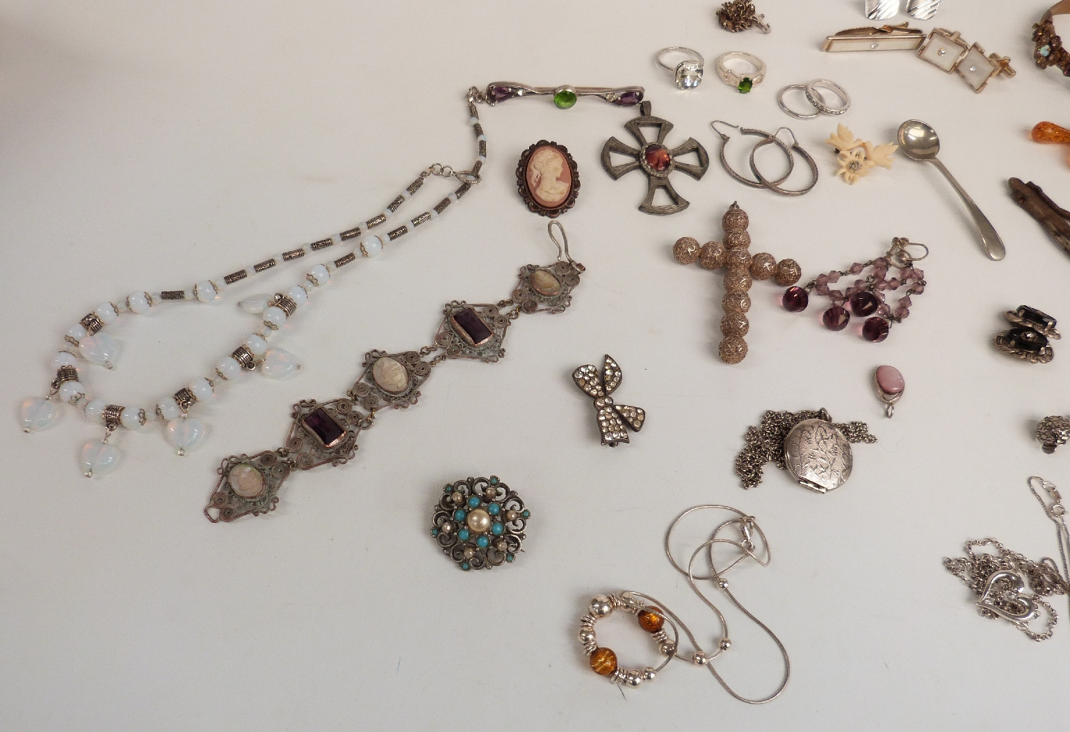 A collection of costume jewellery including silver necklaces, silver ring, filigree cross pendant, - Image 3 of 5