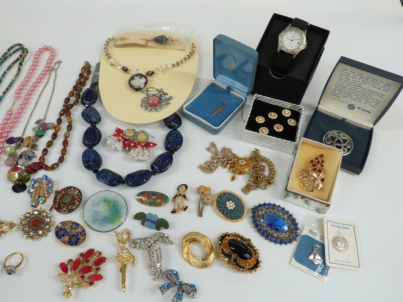 A collection of costume jewellery including 9ct gold crucifix and chain, silver necklace, - Bild 3 aus 6