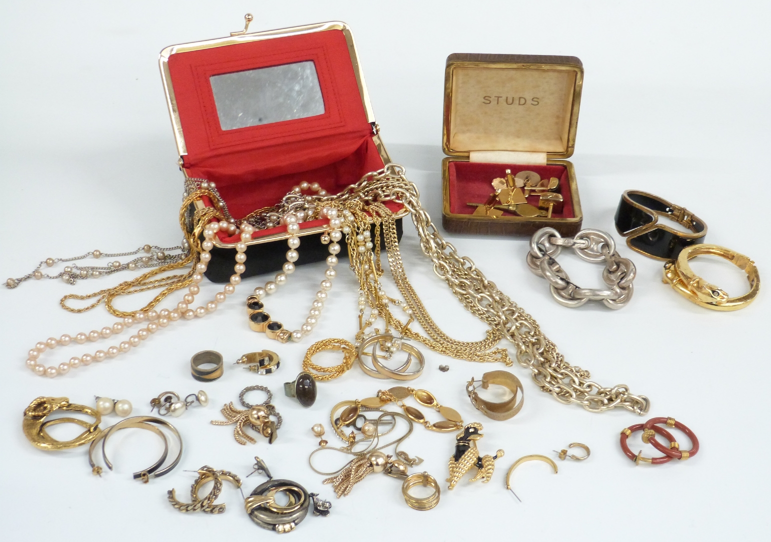 A collection of costume jewellery including bracelets, necklaces, watches, cufflinks, white metal - Bild 3 aus 3
