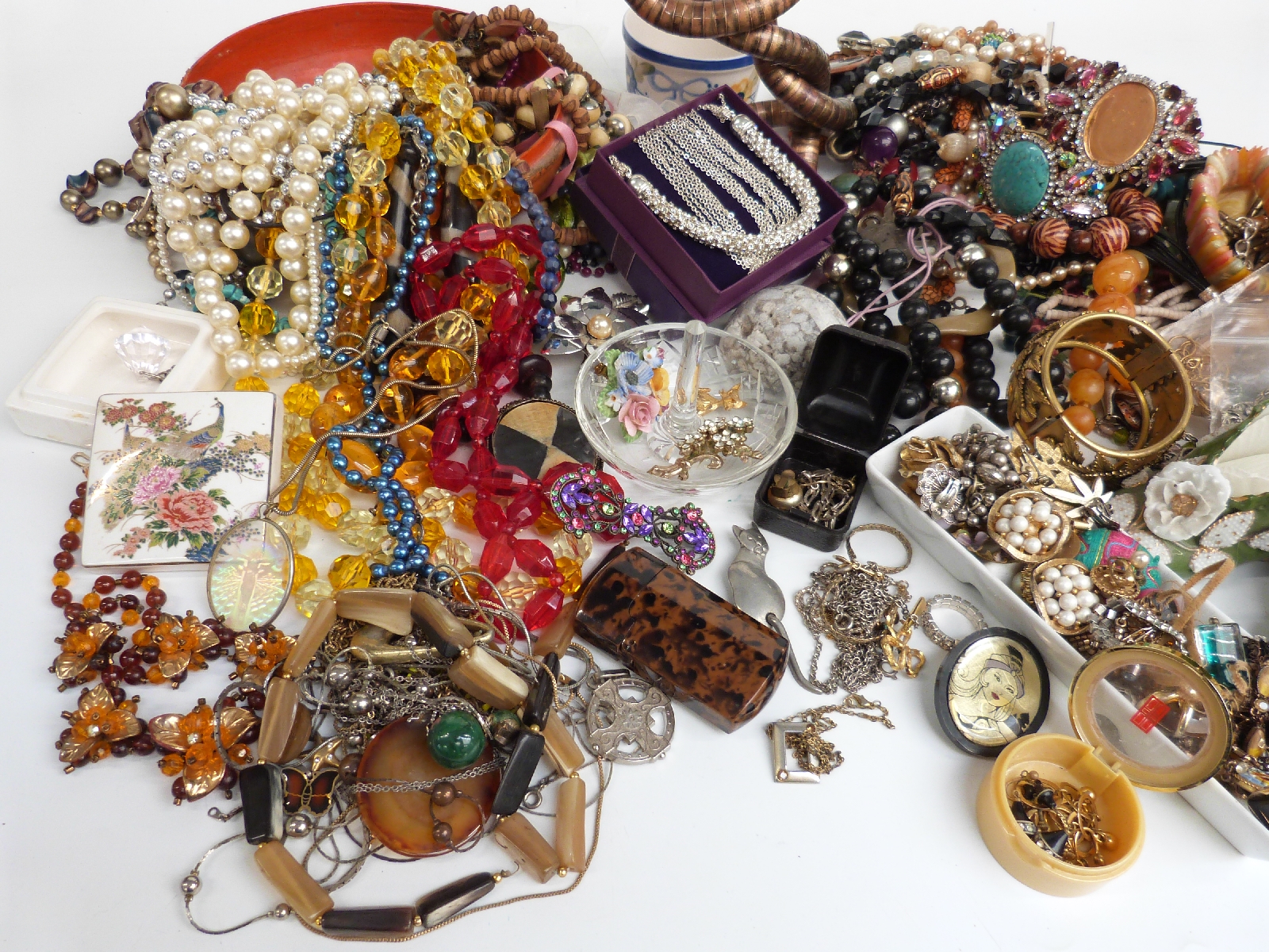A collection of costume jewellery including crystal beaded necklaces, necklaces, earrings, Coro - Bild 4 aus 7