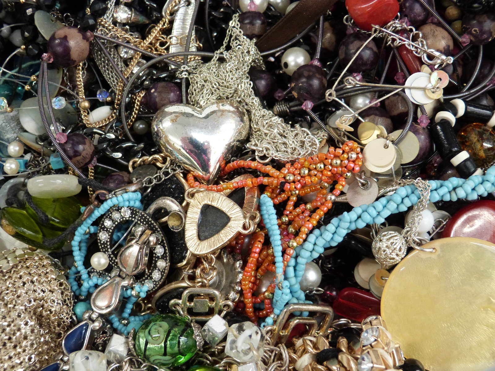 A collection of costume jewellery including beaded necklaces, tiger's eye, etc - Bild 3 aus 8