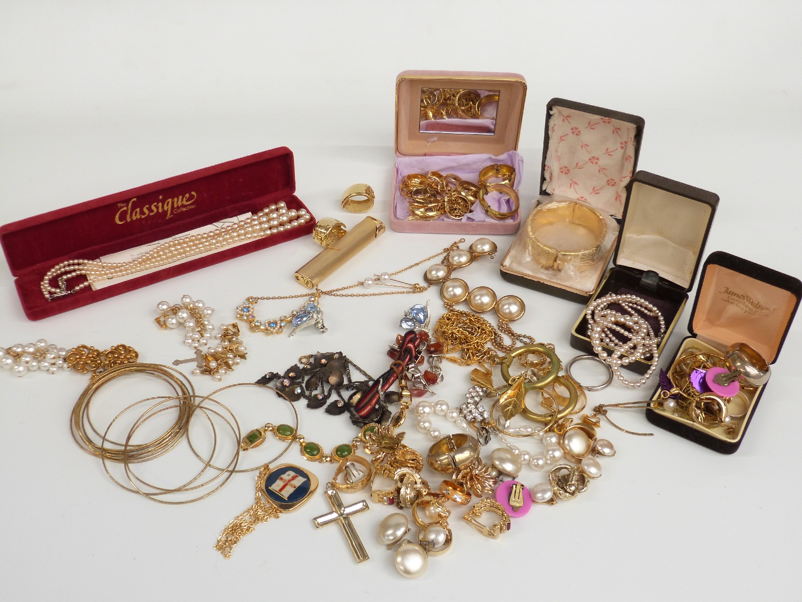 A collection of costume jewellery including a Mizpah brooch, silver locket, silver cross etc - Image 5 of 5