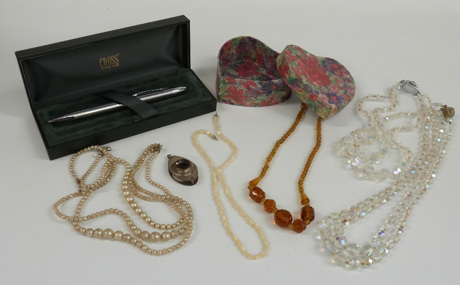 A collection of costume jewellery including necklaces, silver plate spoons, cross, cufflinks, 9ct - Bild 5 aus 6
