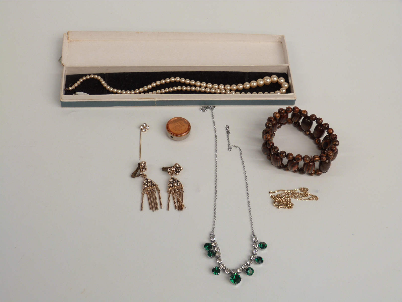 A collection of costume jewellery including necklaces, pearl and garnet necklace, watches etc in a - Image 3 of 6