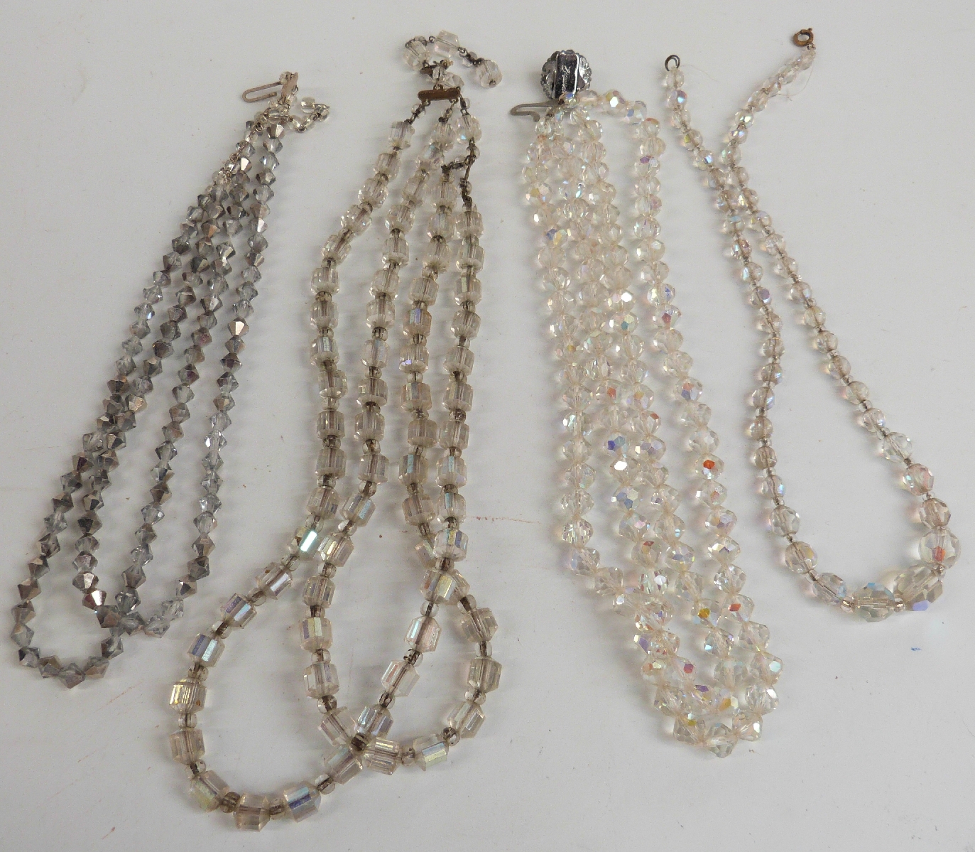 A collection of costume jewellery including a Hollywood brooch, faux pearls, French jet necklace, - Bild 7 aus 8