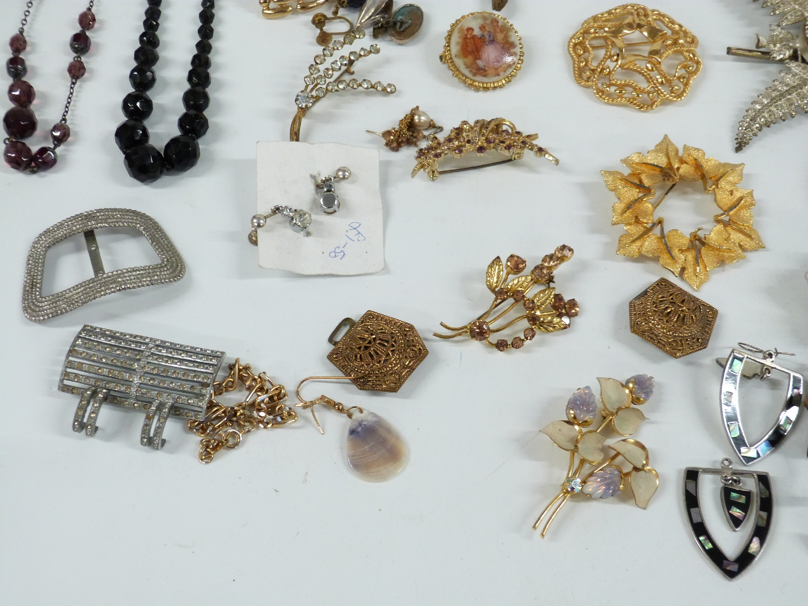 A collection of brooches including paste, Exquisite and Trifari, diamanté necklace, large thistle - Bild 3 aus 7