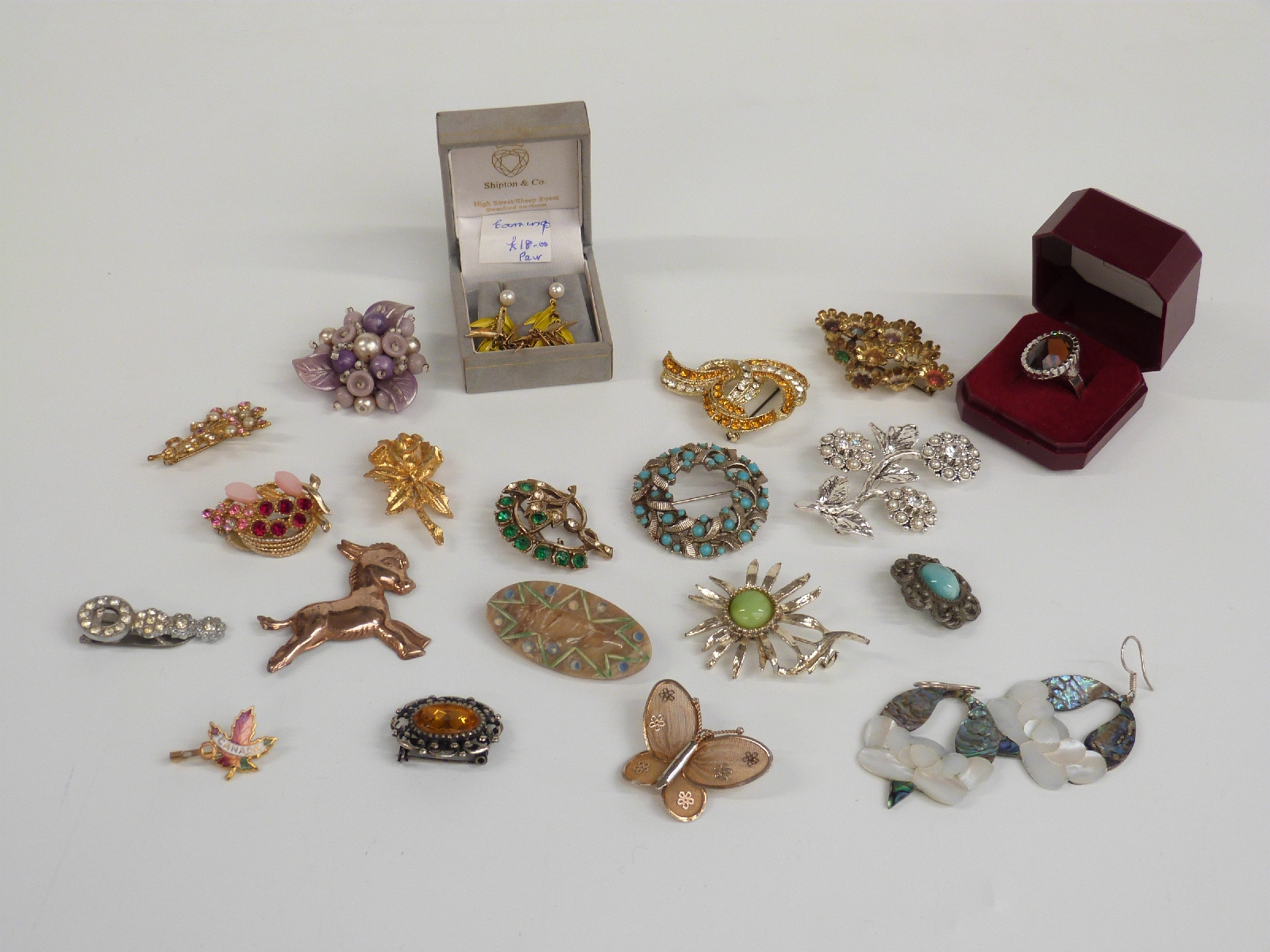 A large collection of costume jewellery including brooches, beads, bracelets, cufflinks, chains, - Image 13 of 14