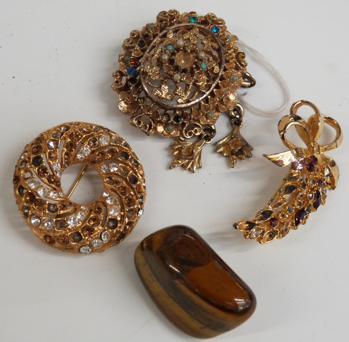 A collection of costume jewellery including beaded necklaces, tiger's eye, etc - Bild 5 aus 8