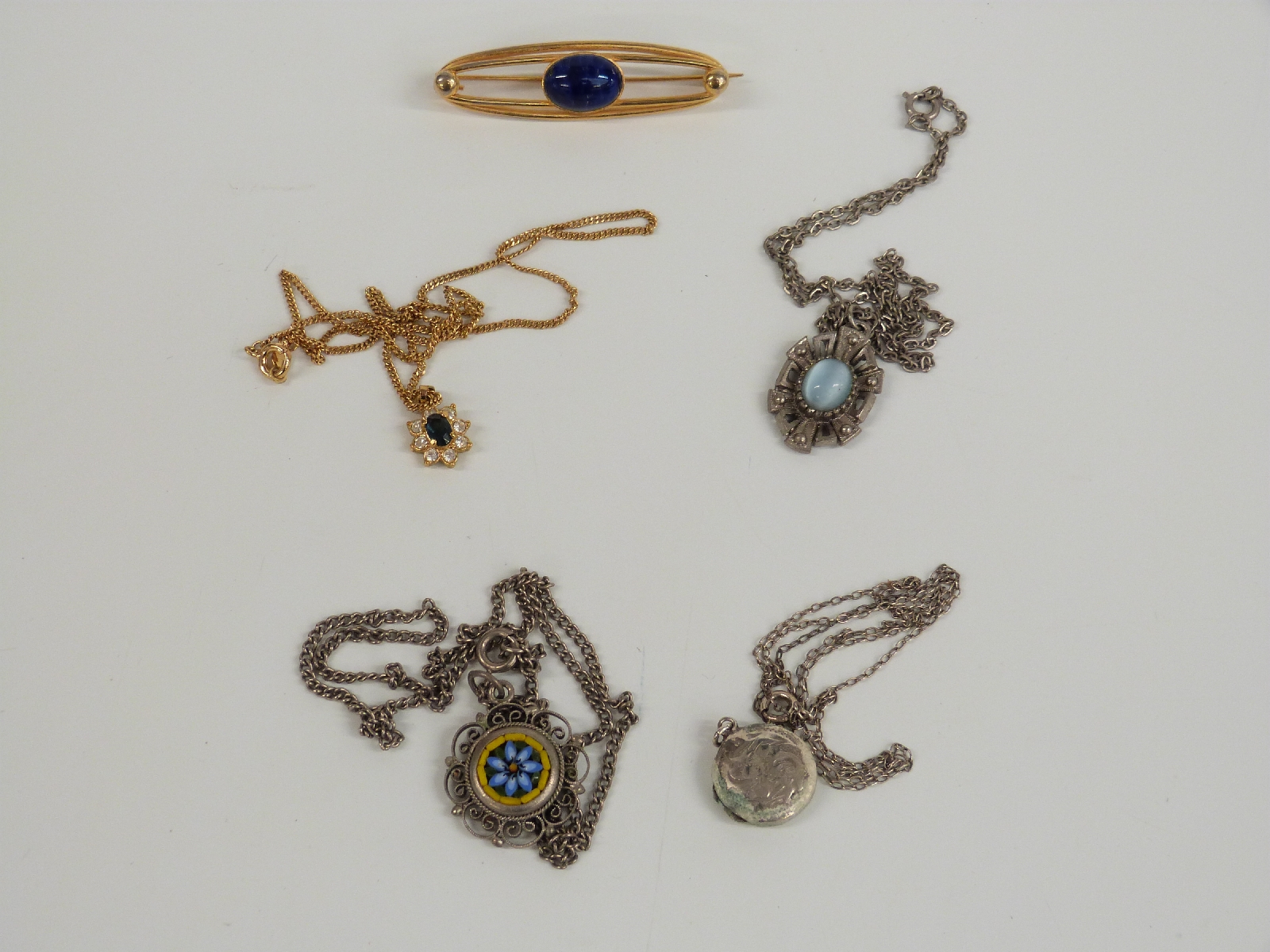 A collection of jewellery including beads, necklaces, Art Nouveau brooch, silver locket, micro - Bild 5 aus 7