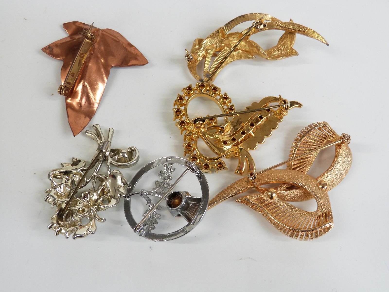 A collection of costume jewellery including a Mizpah brooch, silver locket, silver cross etc - Image 3 of 5