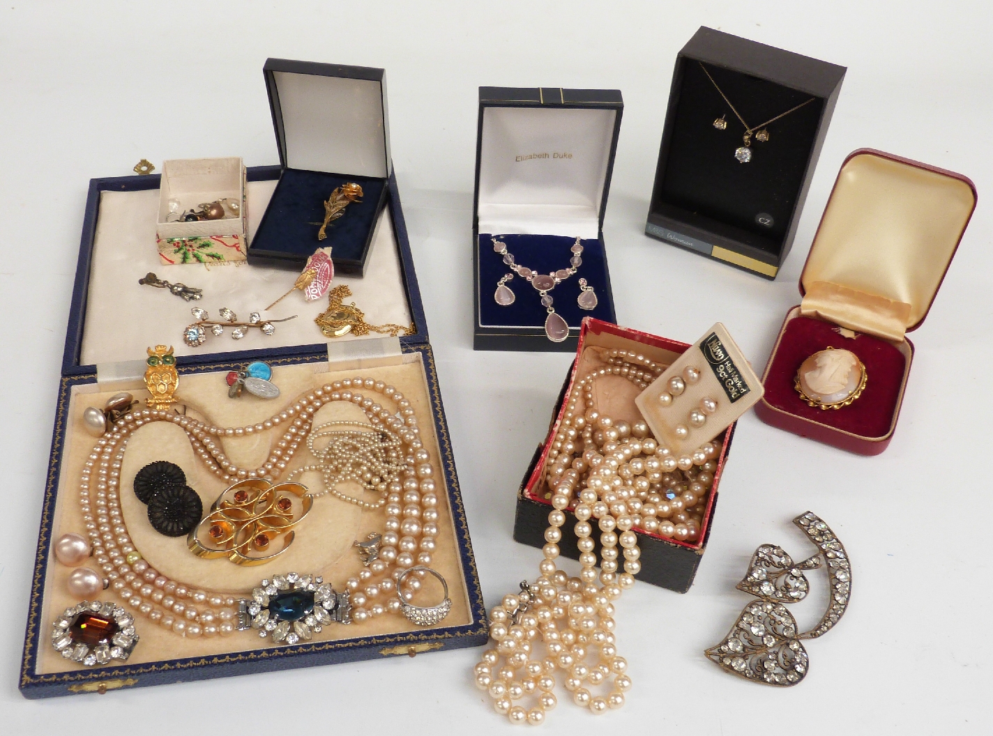A collection of costume jewellery including a Hollywood brooch, faux pearls, French jet necklace, - Bild 8 aus 8