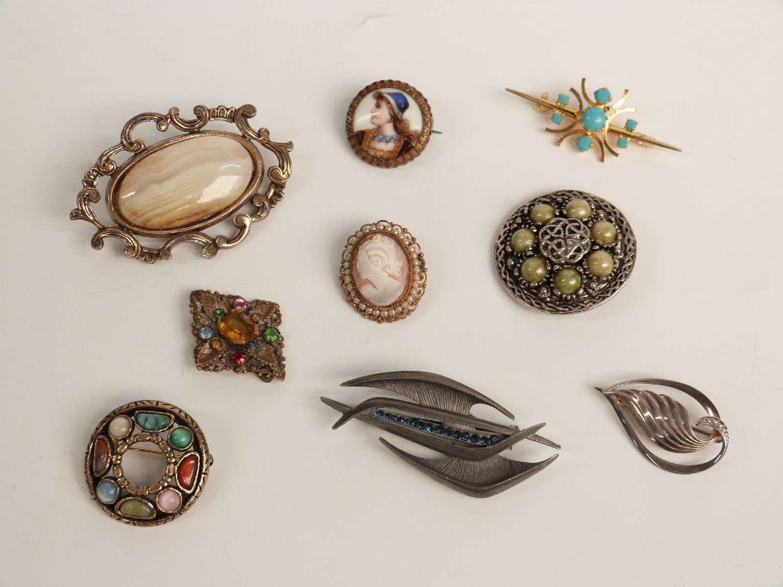 A collection of costume jewellery including a Roamer watch, Jewelcraft necklace, silver necklace, - Image 4 of 6