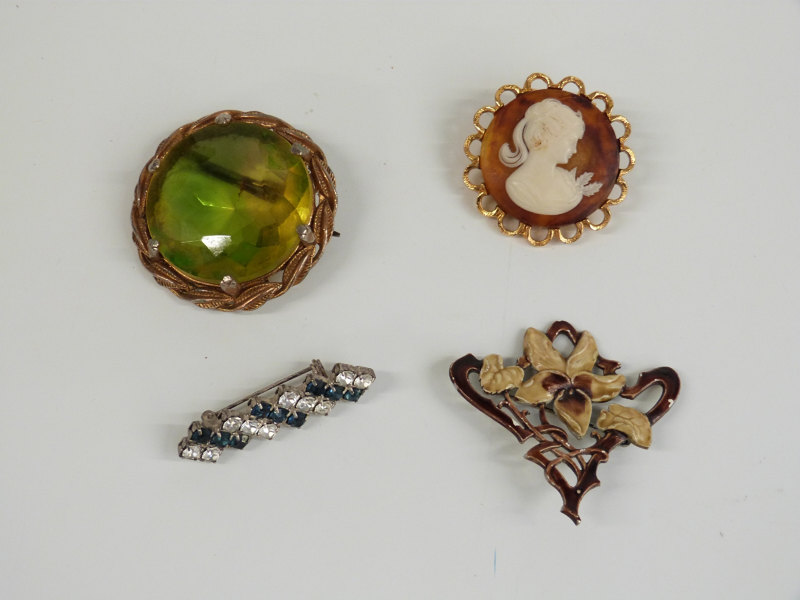 A collection of jewellery including beads, necklaces, Art Nouveau brooch, silver locket, micro - Bild 6 aus 7