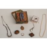 A collection of jewellery including a pearl necklace, Victorian brooch, locket, pearl and