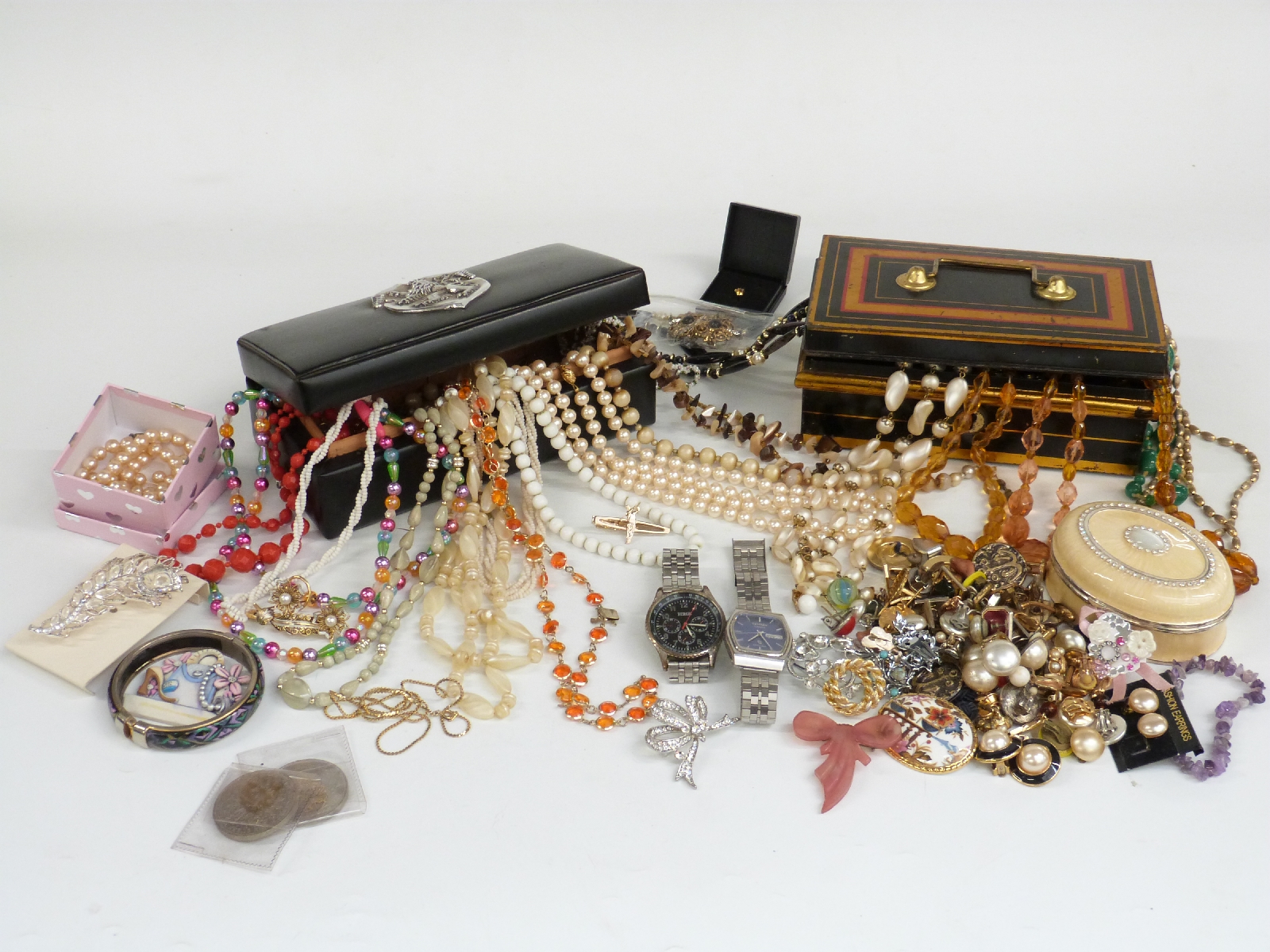 A collection of costume jewellery including beaded necklaces, earrings, brooches etc - Bild 2 aus 7