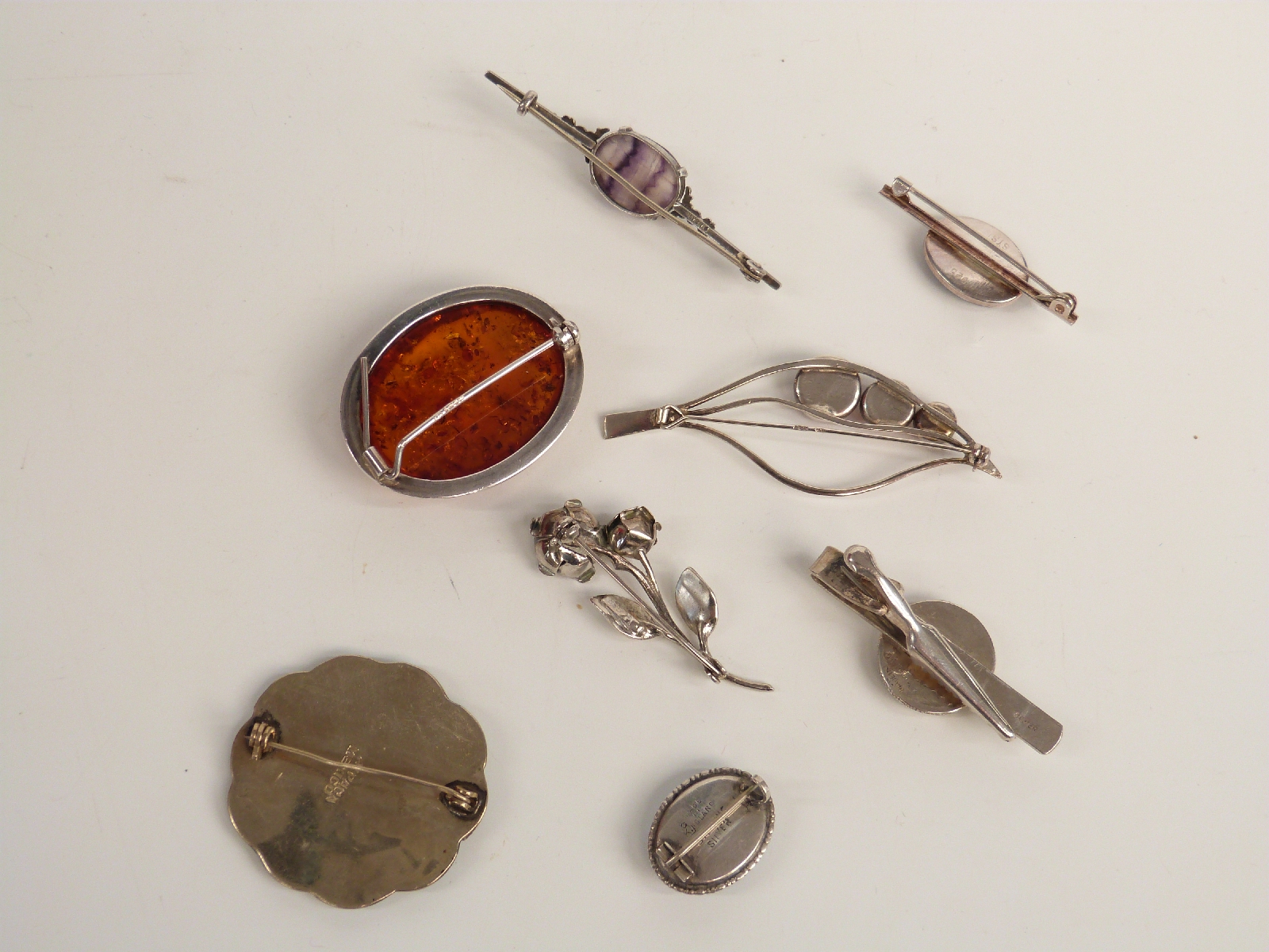 A collection of silver jewellery including butterfly wing, amber, silver ring, silver brooch set - Bild 6 aus 6