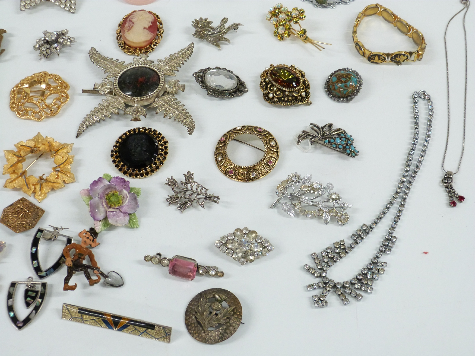 A collection of brooches including paste, Exquisite and Trifari, diamanté necklace, large thistle - Bild 7 aus 7