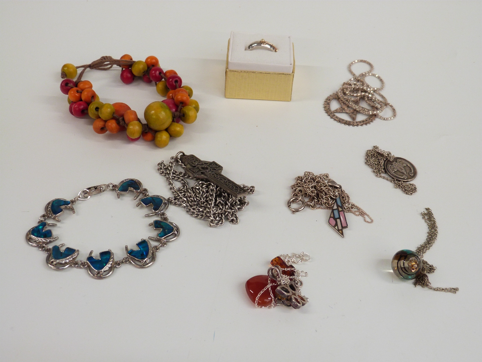 A collection of jewellery including silver pendants, amber and silver ring, agate brooch, silver - Bild 4 aus 7