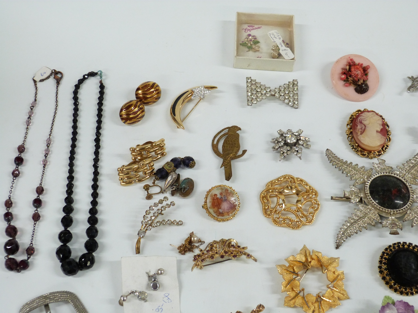 A collection of brooches including paste, Exquisite and Trifari, diamanté necklace, large thistle - Bild 2 aus 7