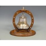 Edwardian plate bell gong in an oak horse shoe shaped frame with brass fittings, height 27.5cm