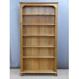 A pine bookcase with five shelves, H182.5 x W90.5 x D29cm