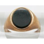 A 9ct gold ring set with blood stone, 2.9g, size K